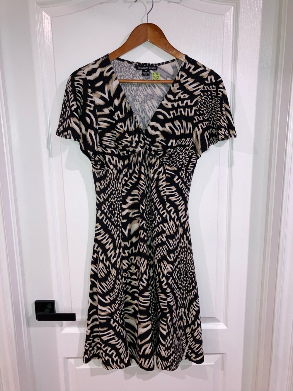 Beechers Brook Black & Cream Printed V-Neck Dress - size M